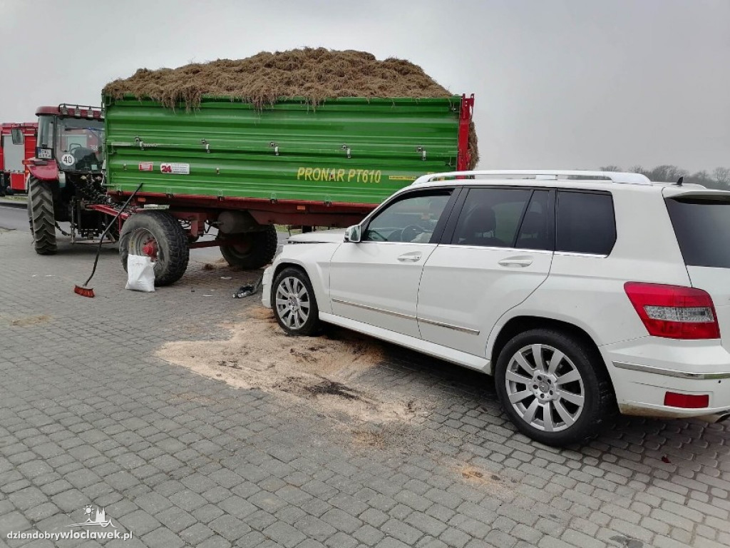 Mercedes uderzył w przyczepę ciągnika