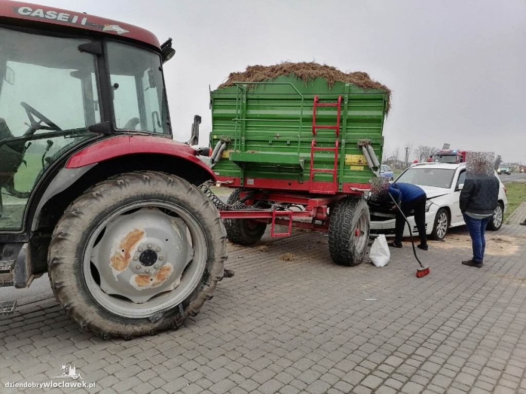 Mercedes uderzył w przyczepę ciągnika