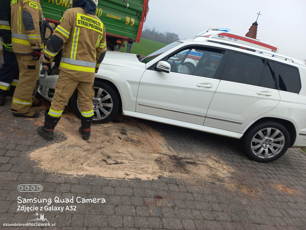 Mercedes uderzył w przyczepę ciągnika
