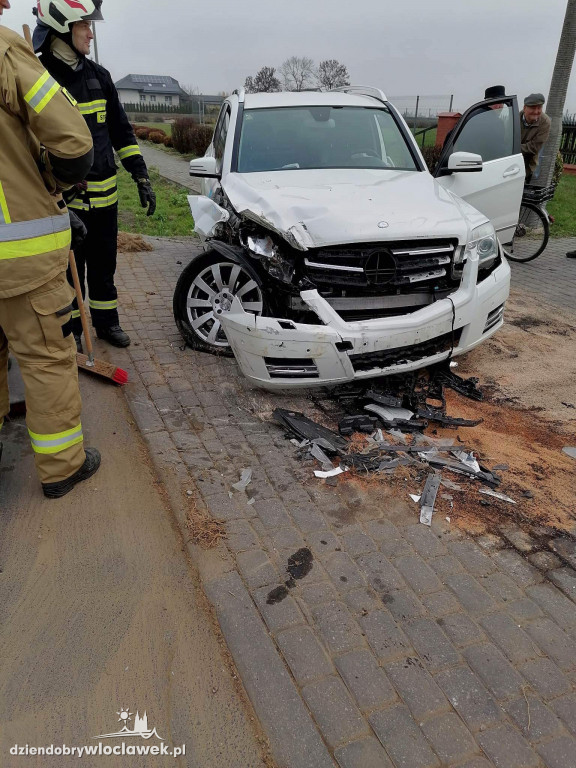 Mercedes uderzył w przyczepę ciągnika