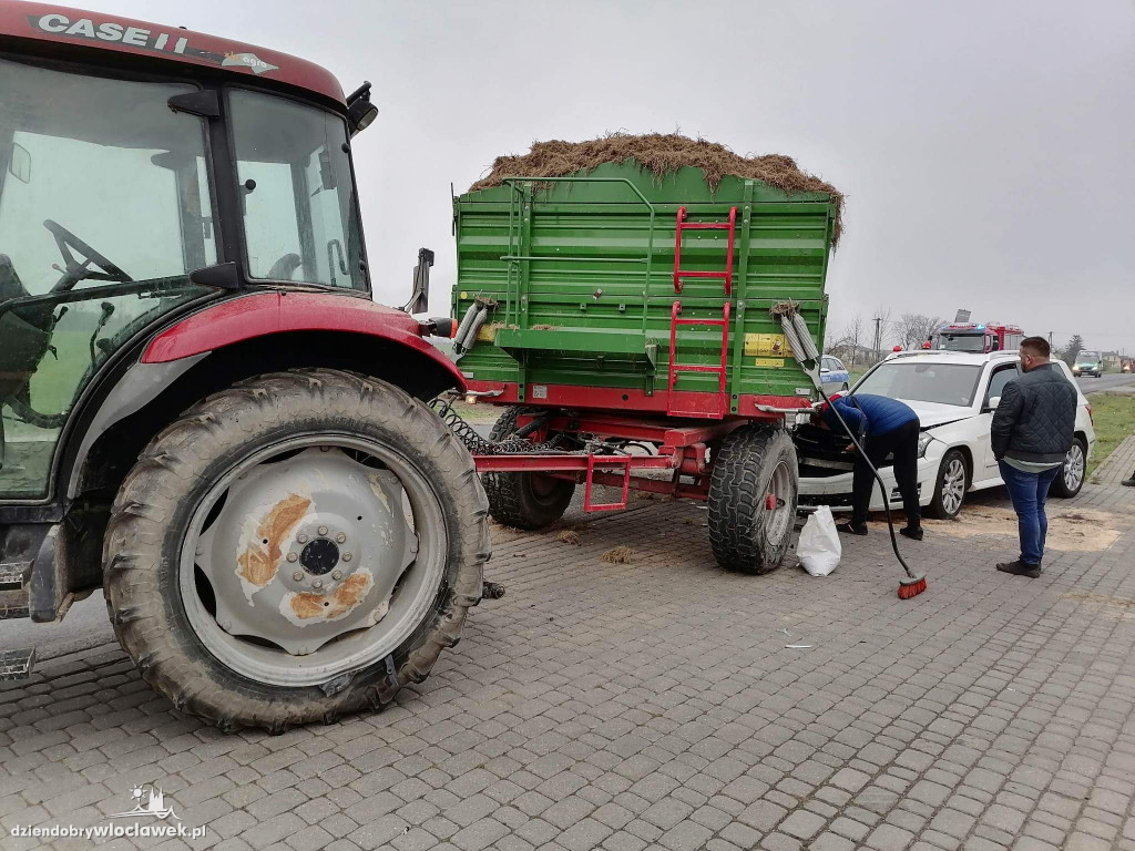 Mercedes uderzył w przyczepę ciągnika
