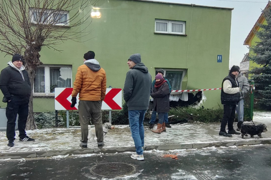 Mercedes przebił ścianę domu w Mielęcinie