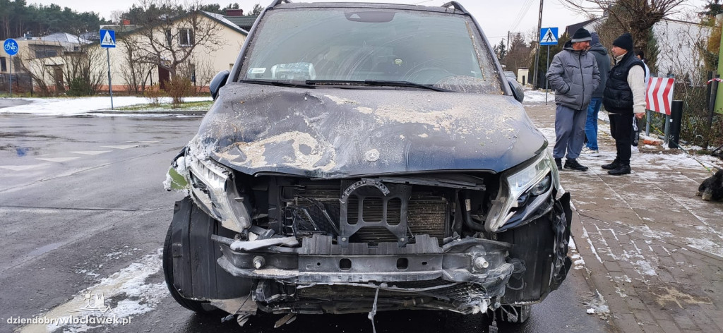 Mercedes przebił ścianę domu w Mielęcinie