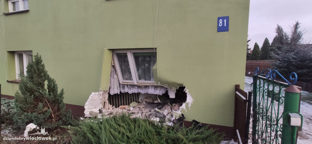 Mercedes przebił ścianę domu w Mielęcinie