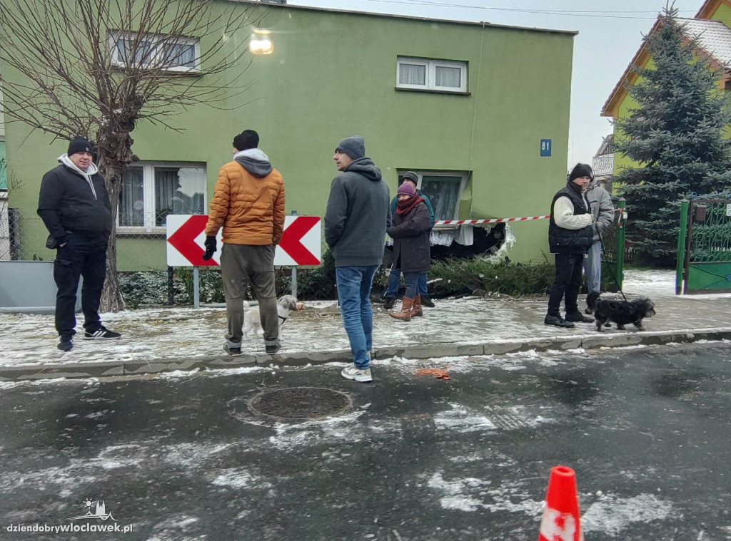 Mercedes przebił ścianę domu w Mielęcinie