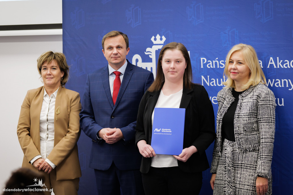 Rektor PANS przyznał stypendia dla najlepszych