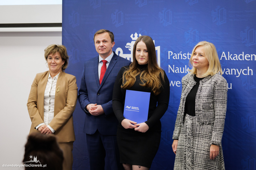 Rektor PANS przyznał stypendia dla najlepszych