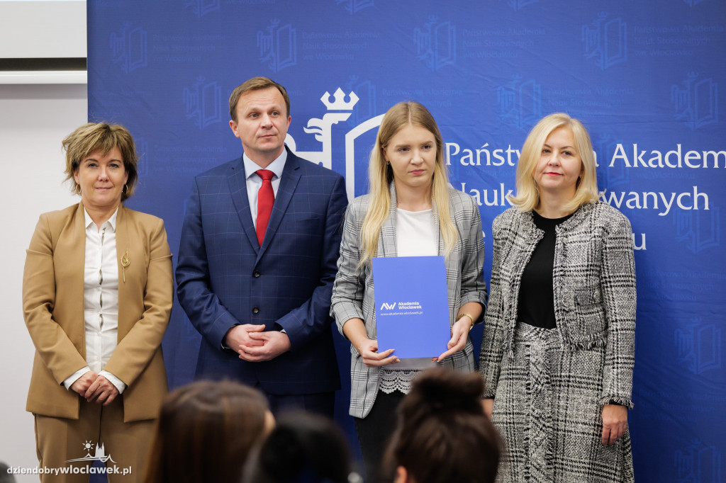 Rektor PANS przyznał stypendia dla najlepszych