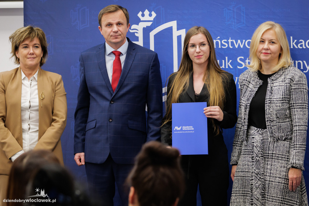 Rektor PANS przyznał stypendia dla najlepszych