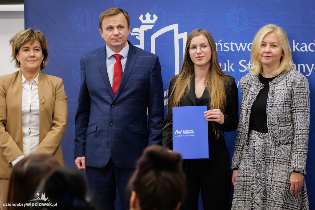 Rektor PANS przyznał stypendia dla najlepszych