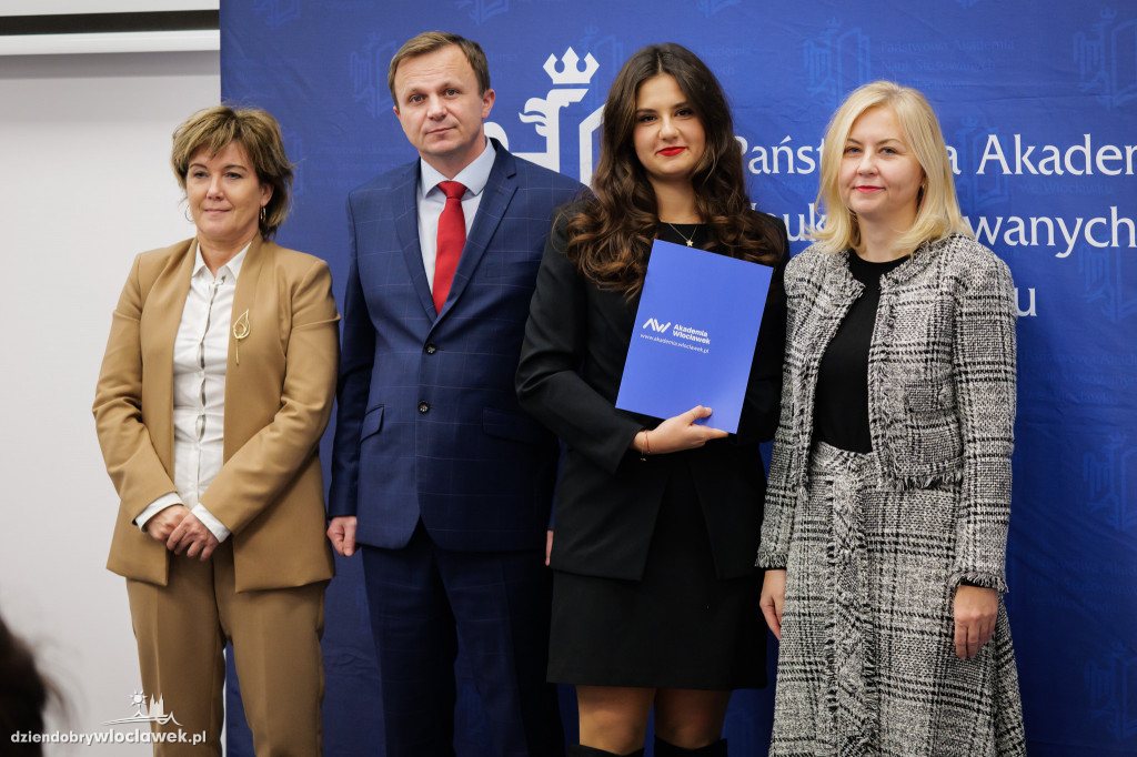 Rektor PANS przyznał stypendia dla najlepszych