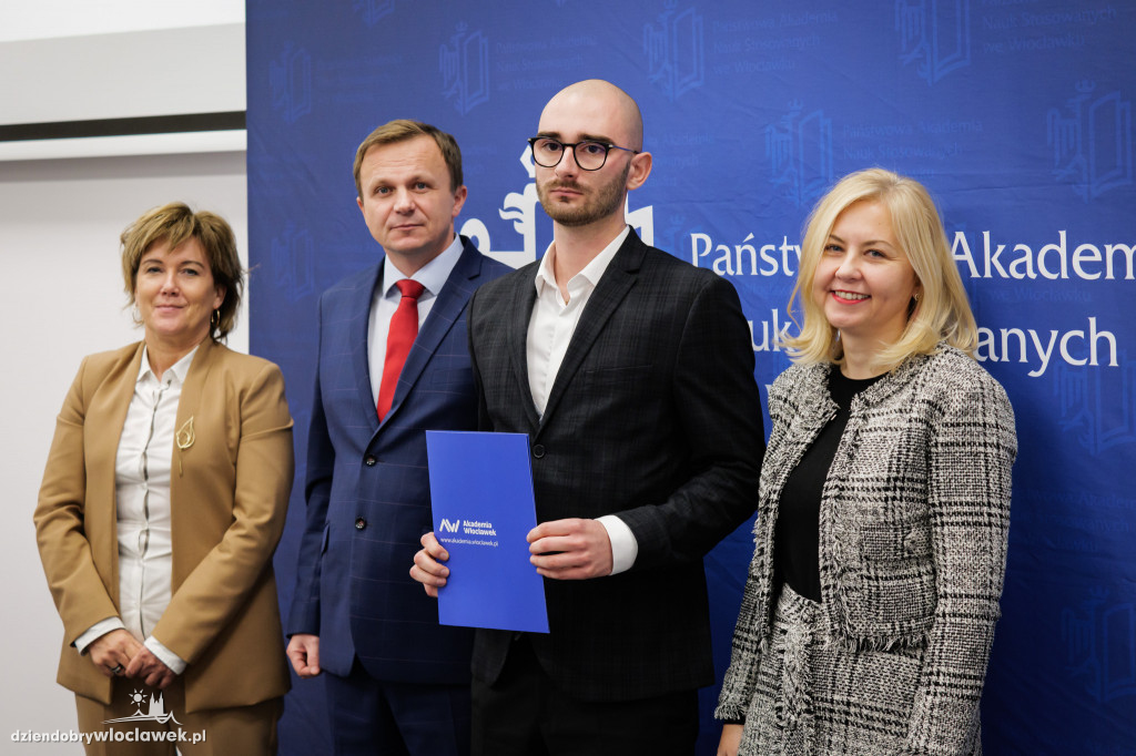 Rektor PANS przyznał stypendia dla najlepszych