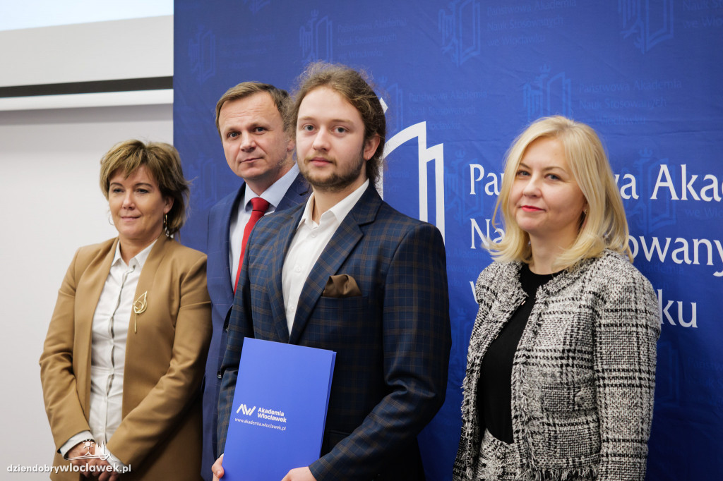 Rektor PANS przyznał stypendia dla najlepszych