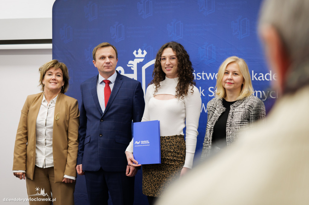 Rektor PANS przyznał stypendia dla najlepszych