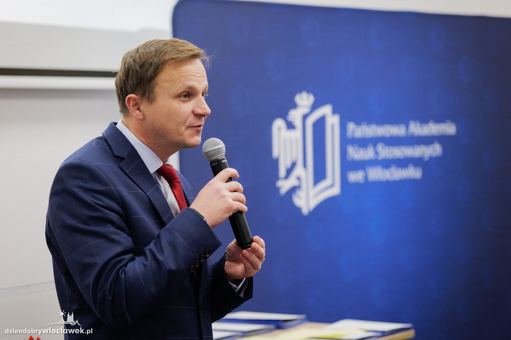 Rektor PANS przyznał stypendia dla najlepszych