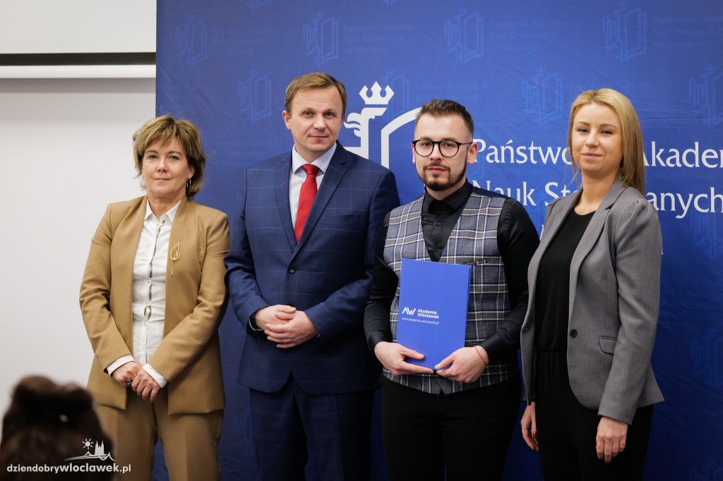 Rektor PANS przyznał stypendia dla najlepszych