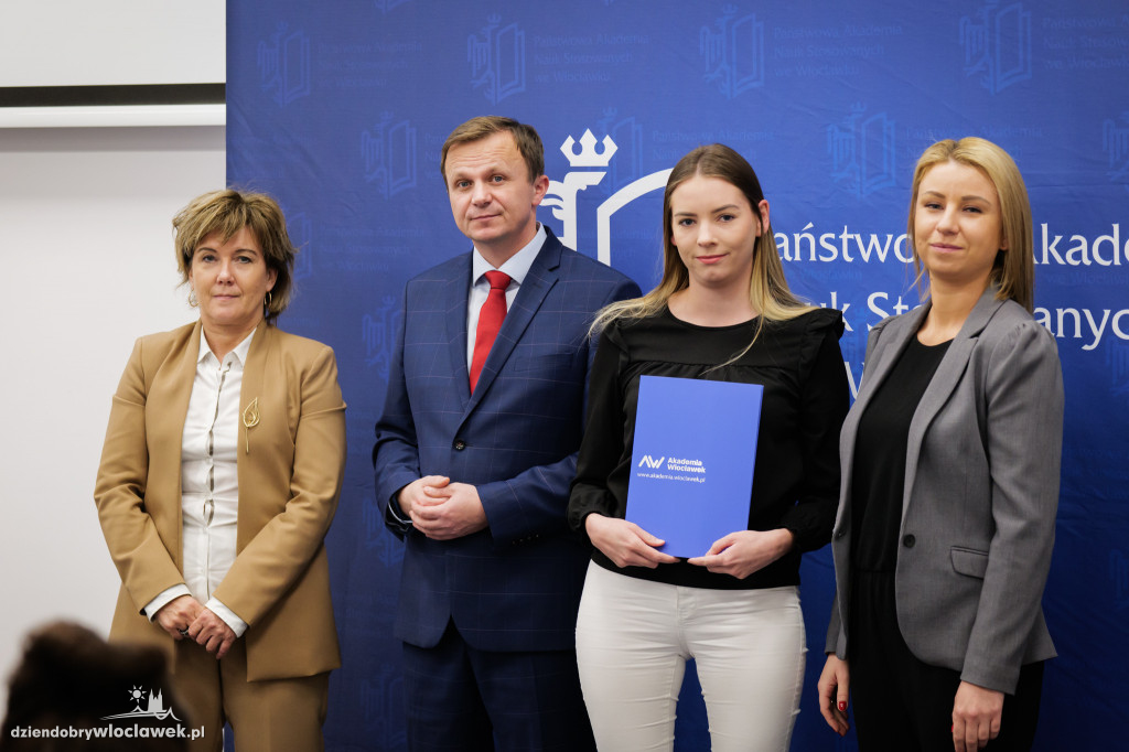 Rektor PANS przyznał stypendia dla najlepszych