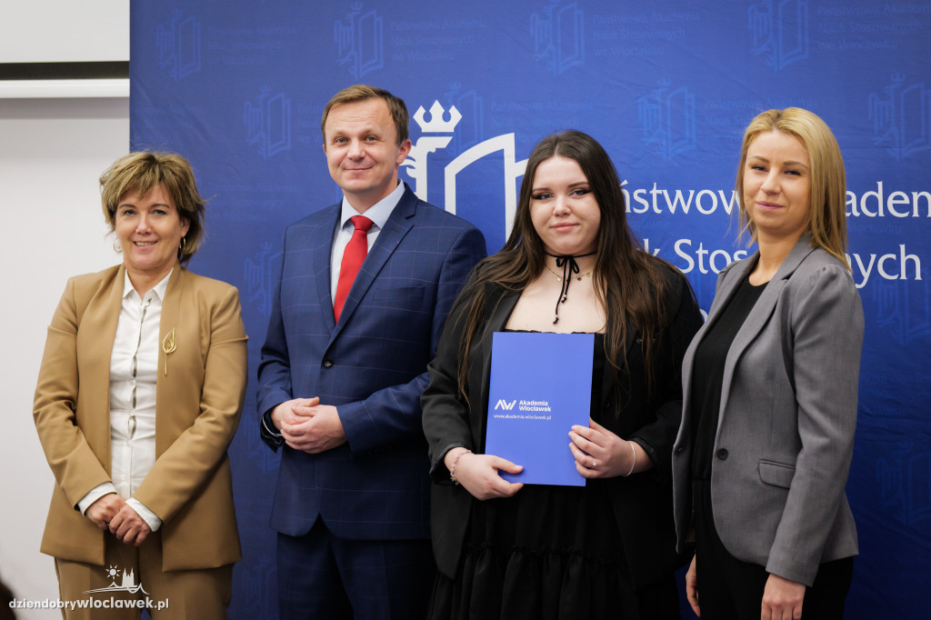 Rektor PANS przyznał stypendia dla najlepszych