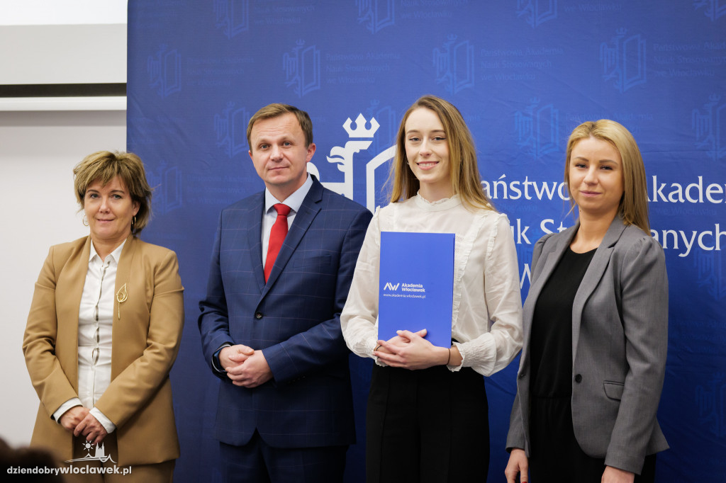 Rektor PANS przyznał stypendia dla najlepszych
