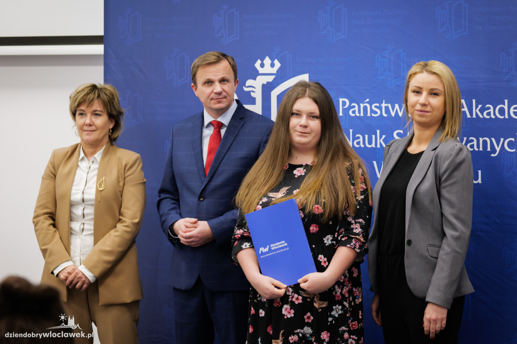 Rektor PANS przyznał stypendia dla najlepszych