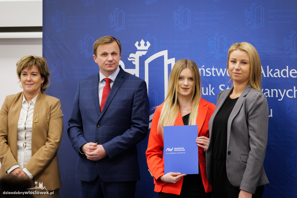 Rektor PANS przyznał stypendia dla najlepszych