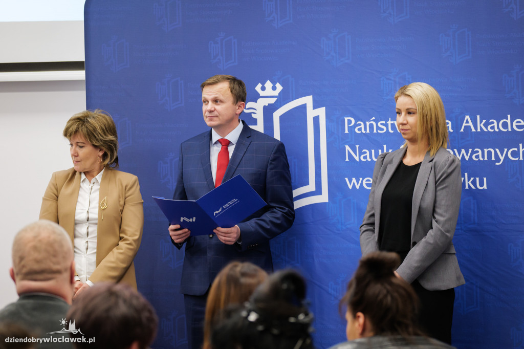 Rektor PANS przyznał stypendia dla najlepszych