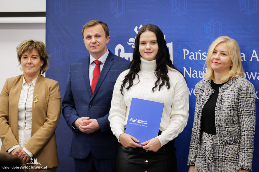 Rektor PANS przyznał stypendia dla najlepszych