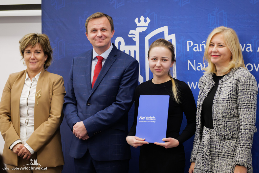 Rektor PANS przyznał stypendia dla najlepszych