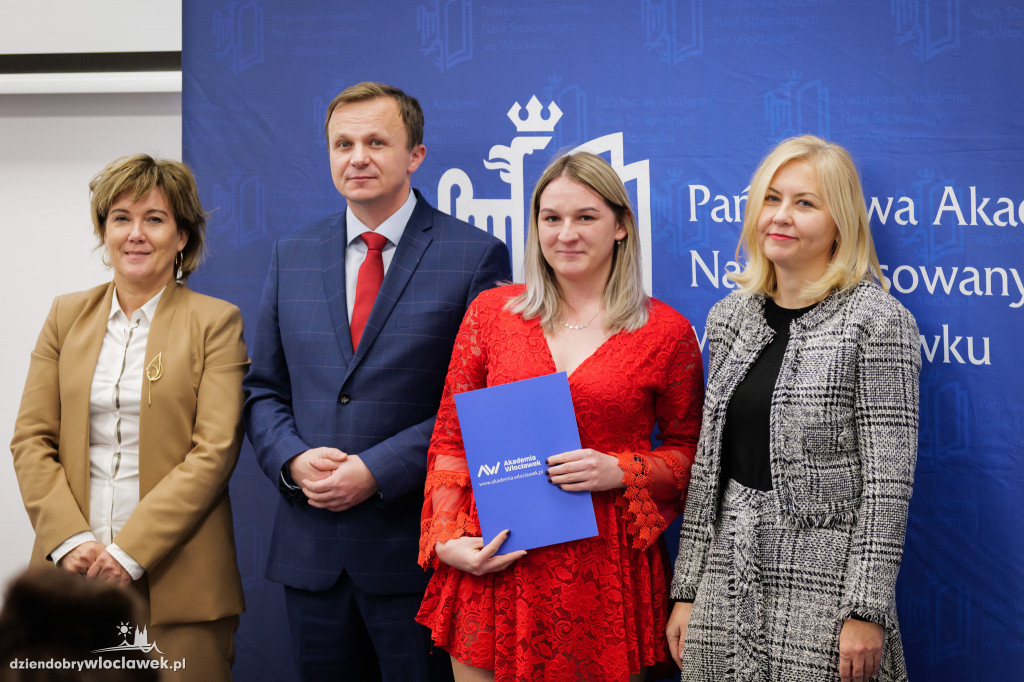 Rektor PANS przyznał stypendia dla najlepszych