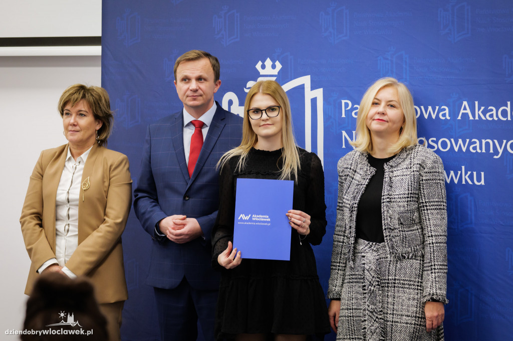 Rektor PANS przyznał stypendia dla najlepszych