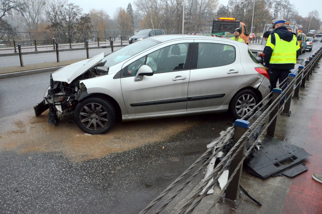 Peugeot uderzył w bariery na moście