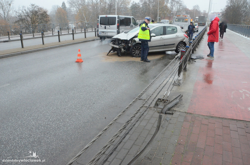 Peugeot uderzył w bariery na moście