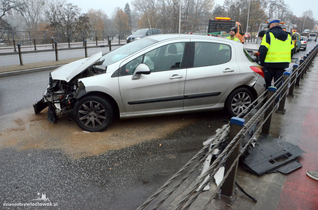 Peugeot uderzył w bariery na moście