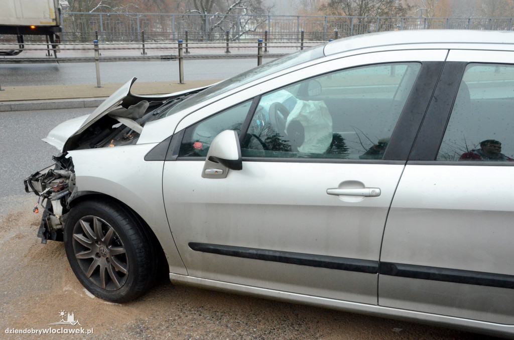 Peugeot uderzył w bariery na moście