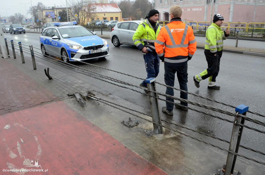 Peugeot uderzył w bariery na moście
