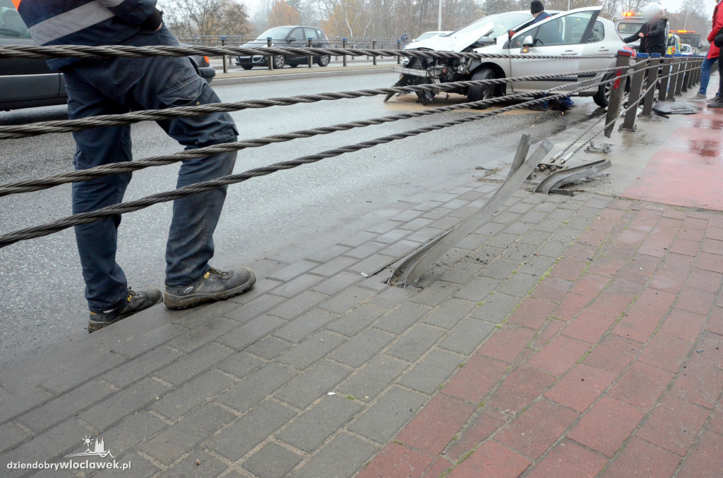 Peugeot uderzył w bariery na moście