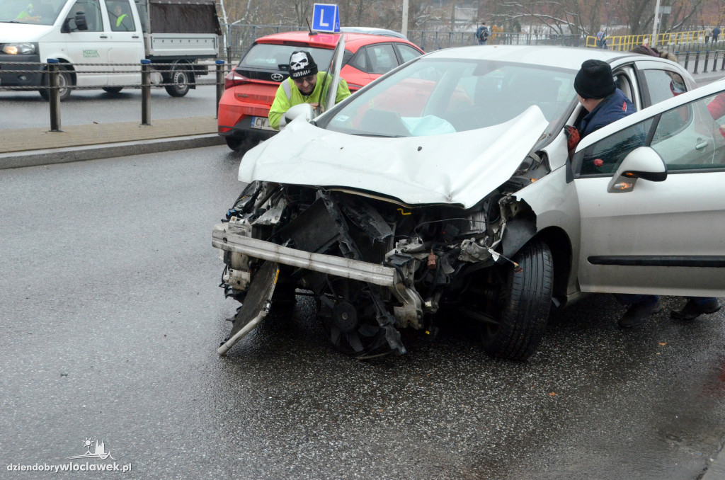 Peugeot uderzył w bariery na moście