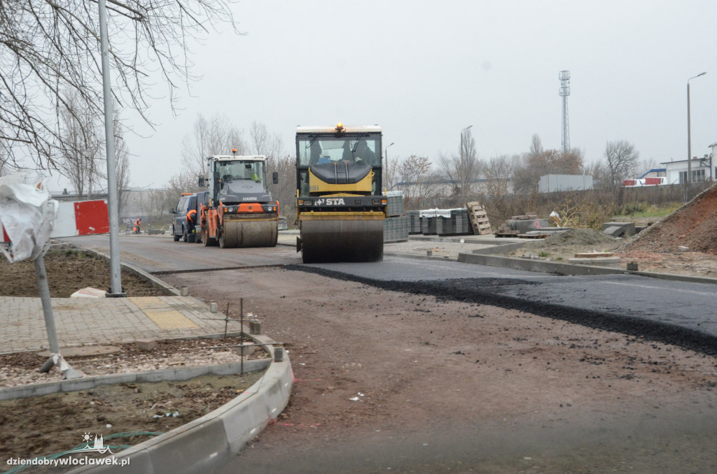 Na ul. Celulozowej wylewają asfalt