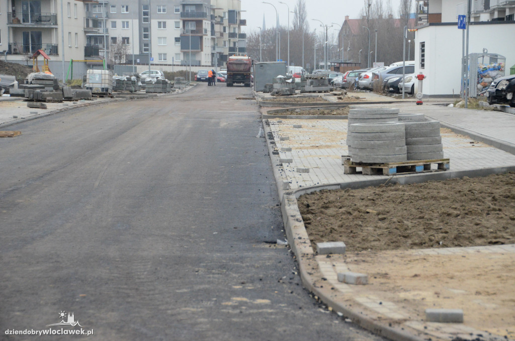 Na ul. Celulozowej wylewają asfalt