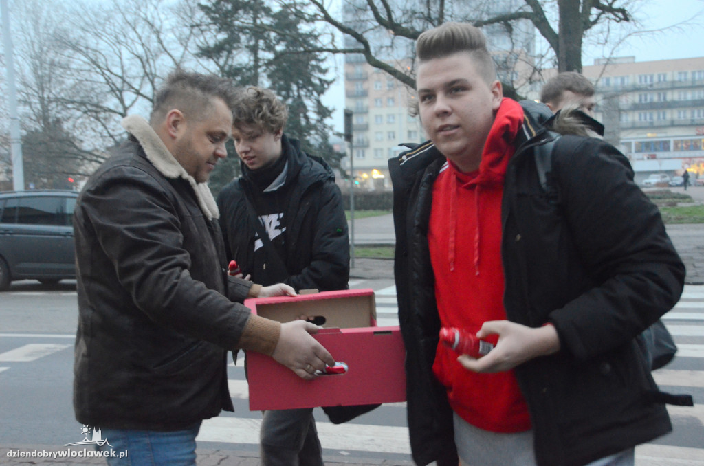 Radni PO rozdawali czekoladowe mikołaje