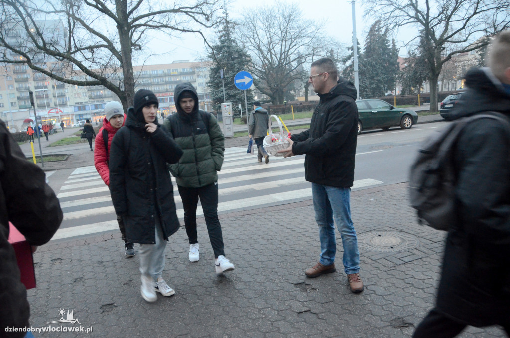 Radni PO rozdawali czekoladowe mikołaje