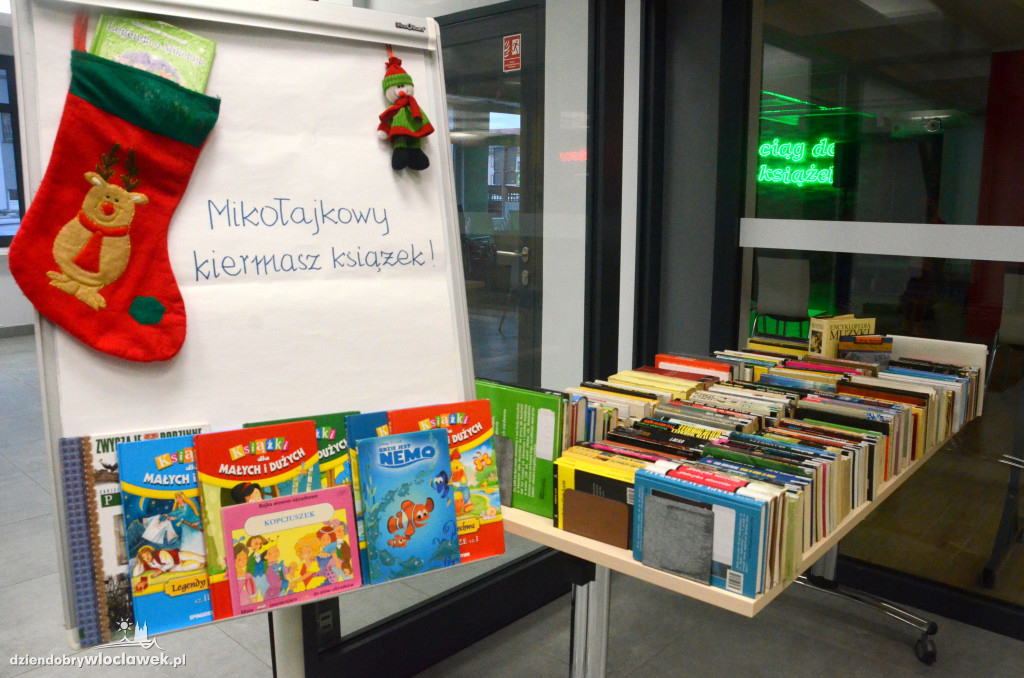 Mikołajkowy kiermasz książek w bibliotece