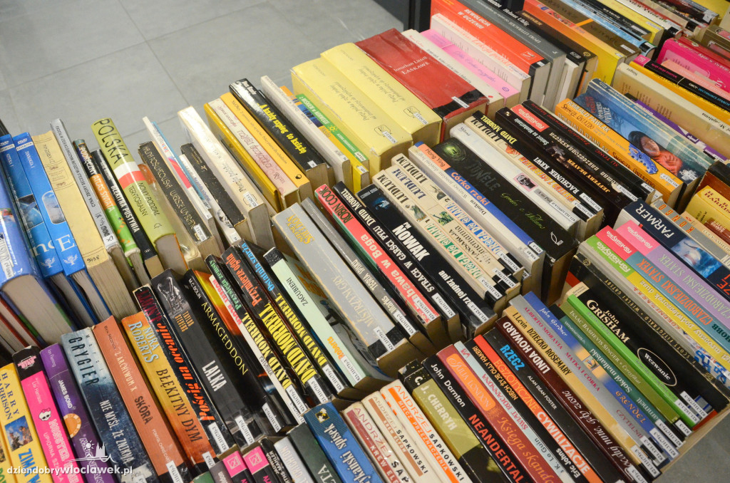 Mikołajkowy kiermasz książek w bibliotece