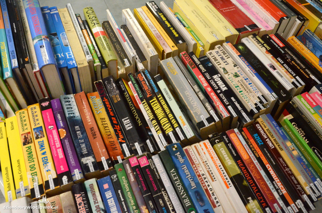 Mikołajkowy kiermasz książek w bibliotece
