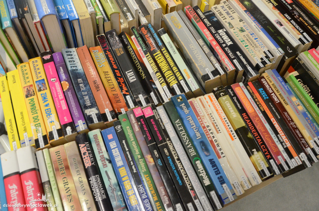 Mikołajkowy kiermasz książek w bibliotece