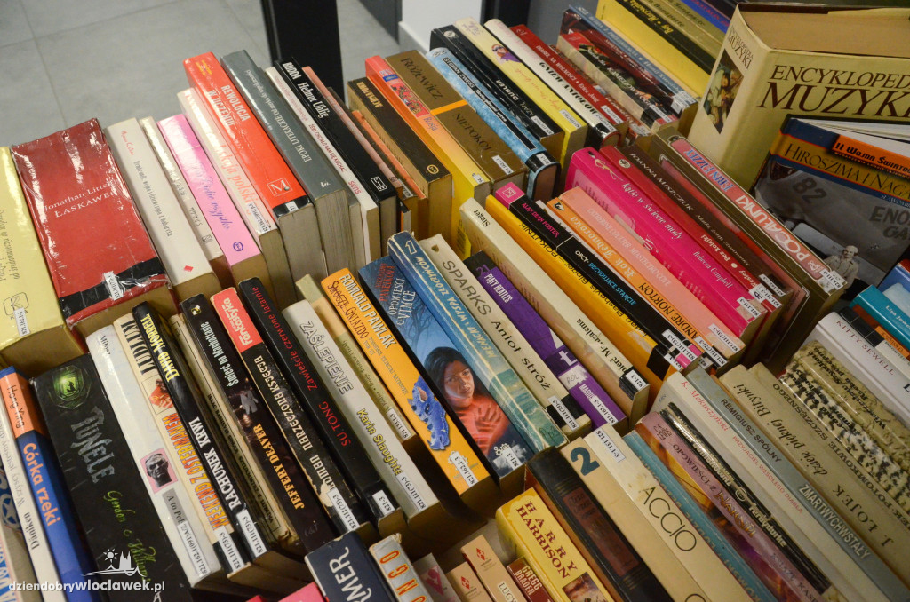 Mikołajkowy kiermasz książek w bibliotece
