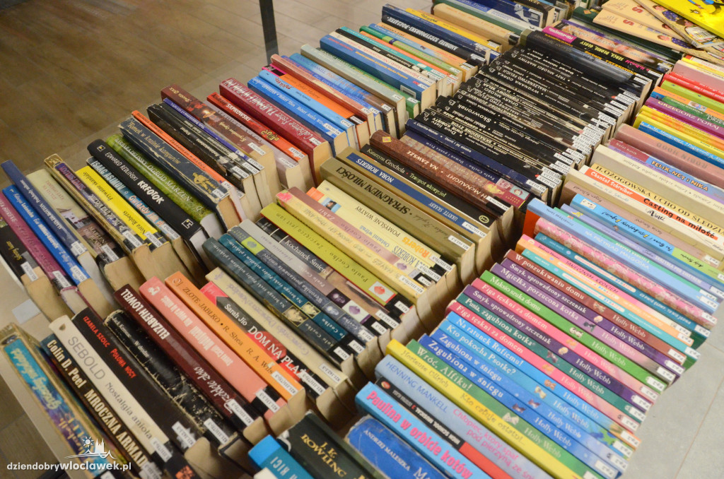 Mikołajkowy kiermasz książek w bibliotece