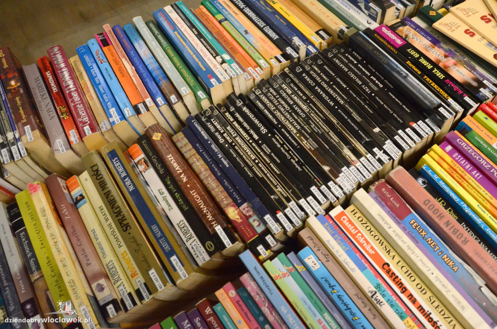 Mikołajkowy kiermasz książek w bibliotece