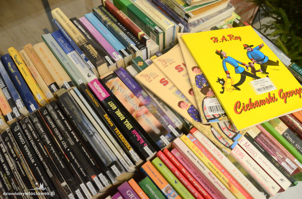 Mikołajkowy kiermasz książek w bibliotece