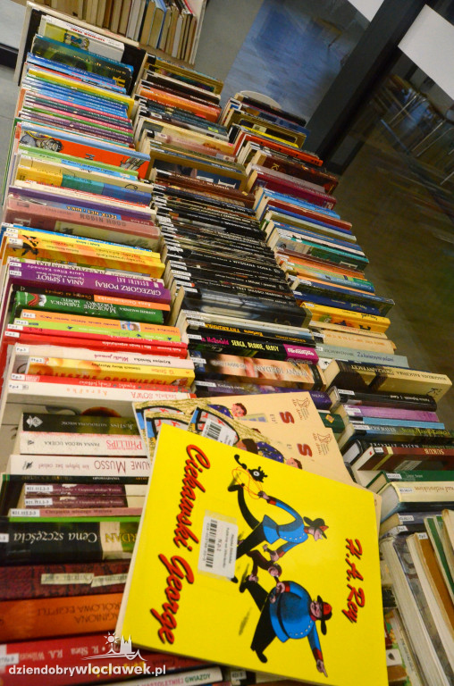 Mikołajkowy kiermasz książek w bibliotece